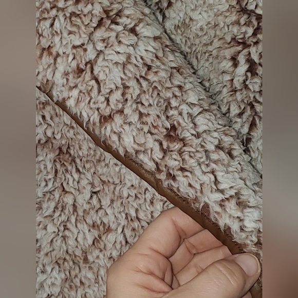 𝅺davi & Dani sherpa Fuzzy super soft Vest with Faux Leather Trim size Medium - Picture 4 of 10